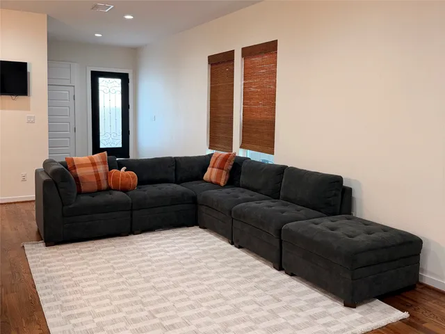 $2,900 | 90 Burress Street, Houston, TX 77022