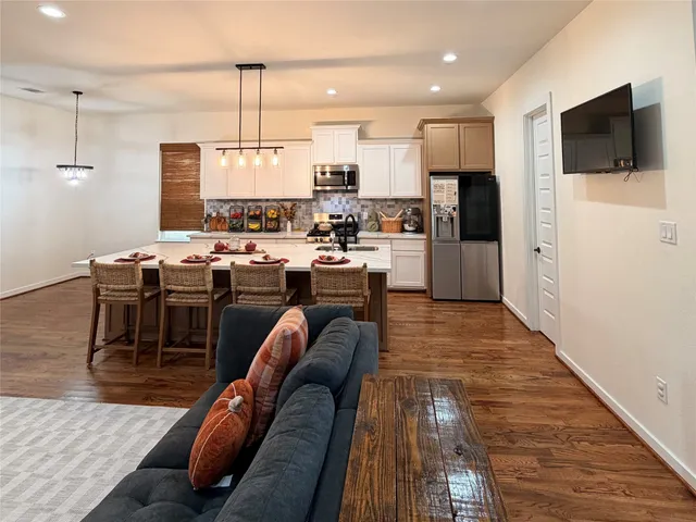 $2,900 | 90 Burress Street, Houston, TX 77022