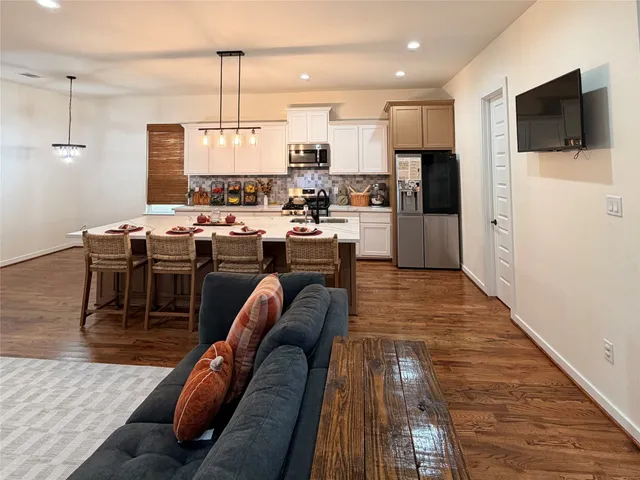 $2,900 | 90 Burress Street, Houston, TX 77022