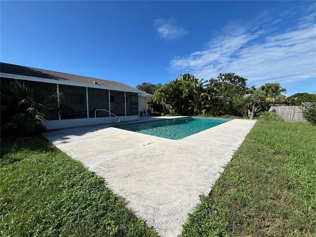 a view of a backyard