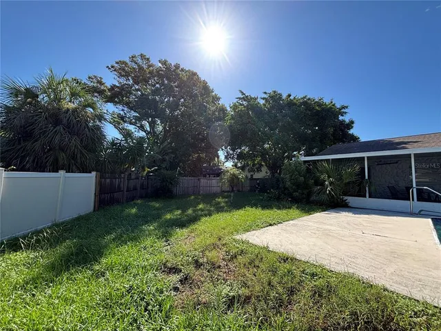 a view of a backyard