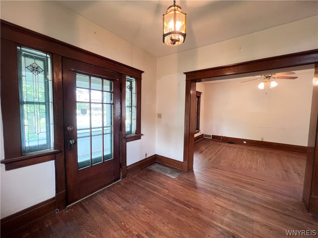 199 Potters Road Buffalo, NY 14220 - Photo 2 of 31 Front entryway