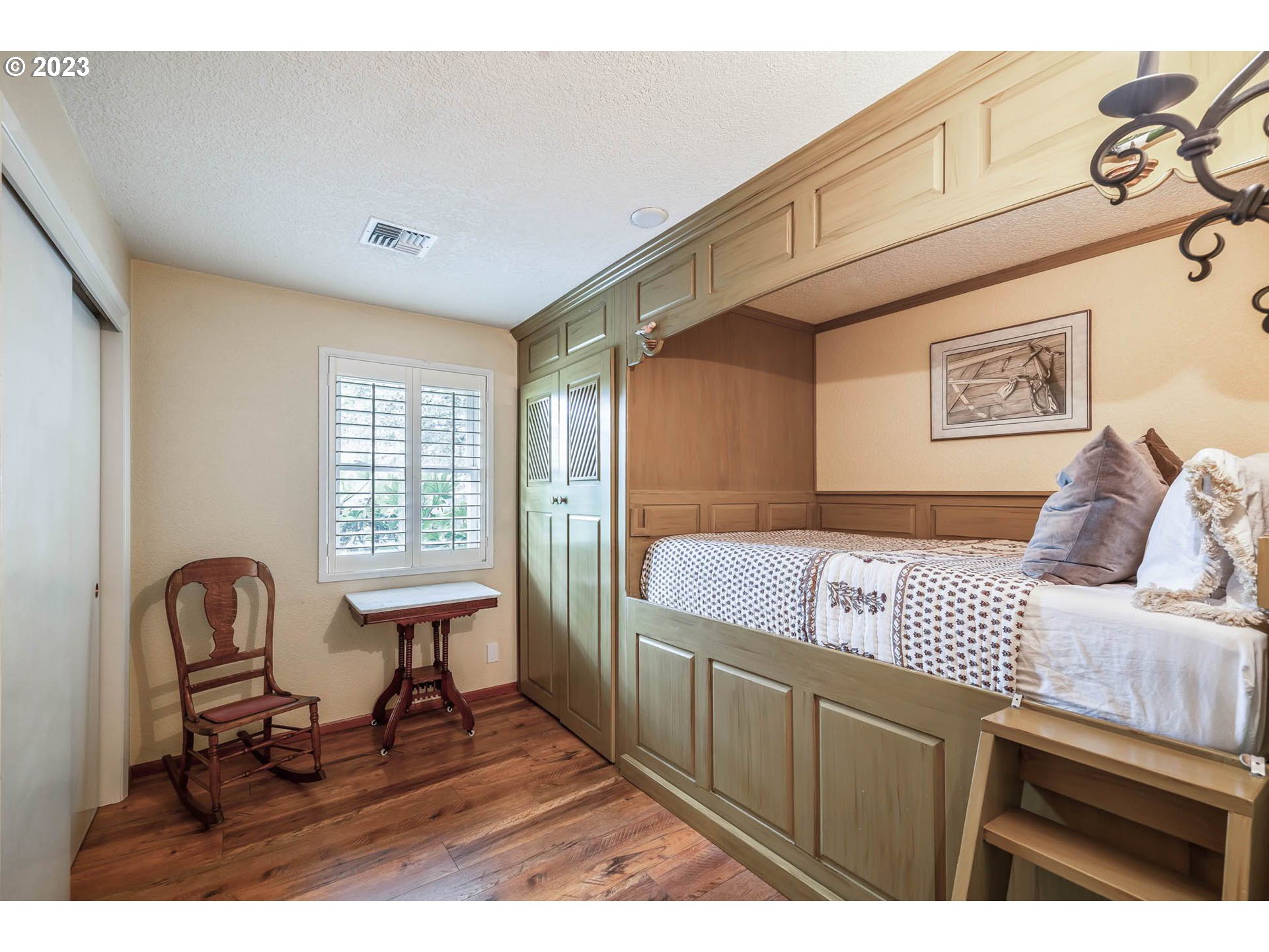 3555 Bardell Avenue Eugene, OR 97401 - Photo 17 of 31 a living room with furniture and a window
