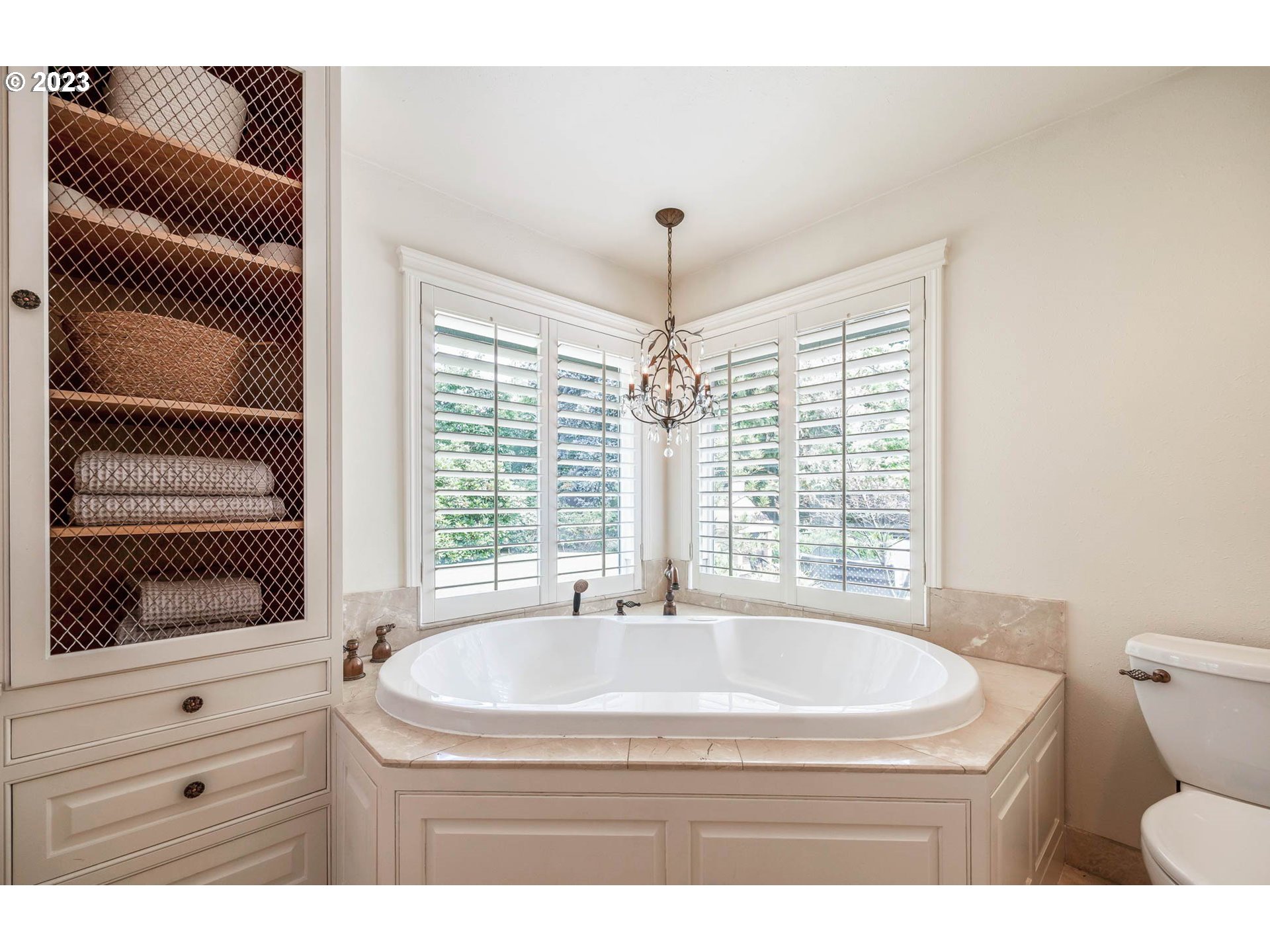 3555 Bardell Avenue Eugene, OR 97401 - Photo 22 of 31 a bathroom with a sink and a bathtub