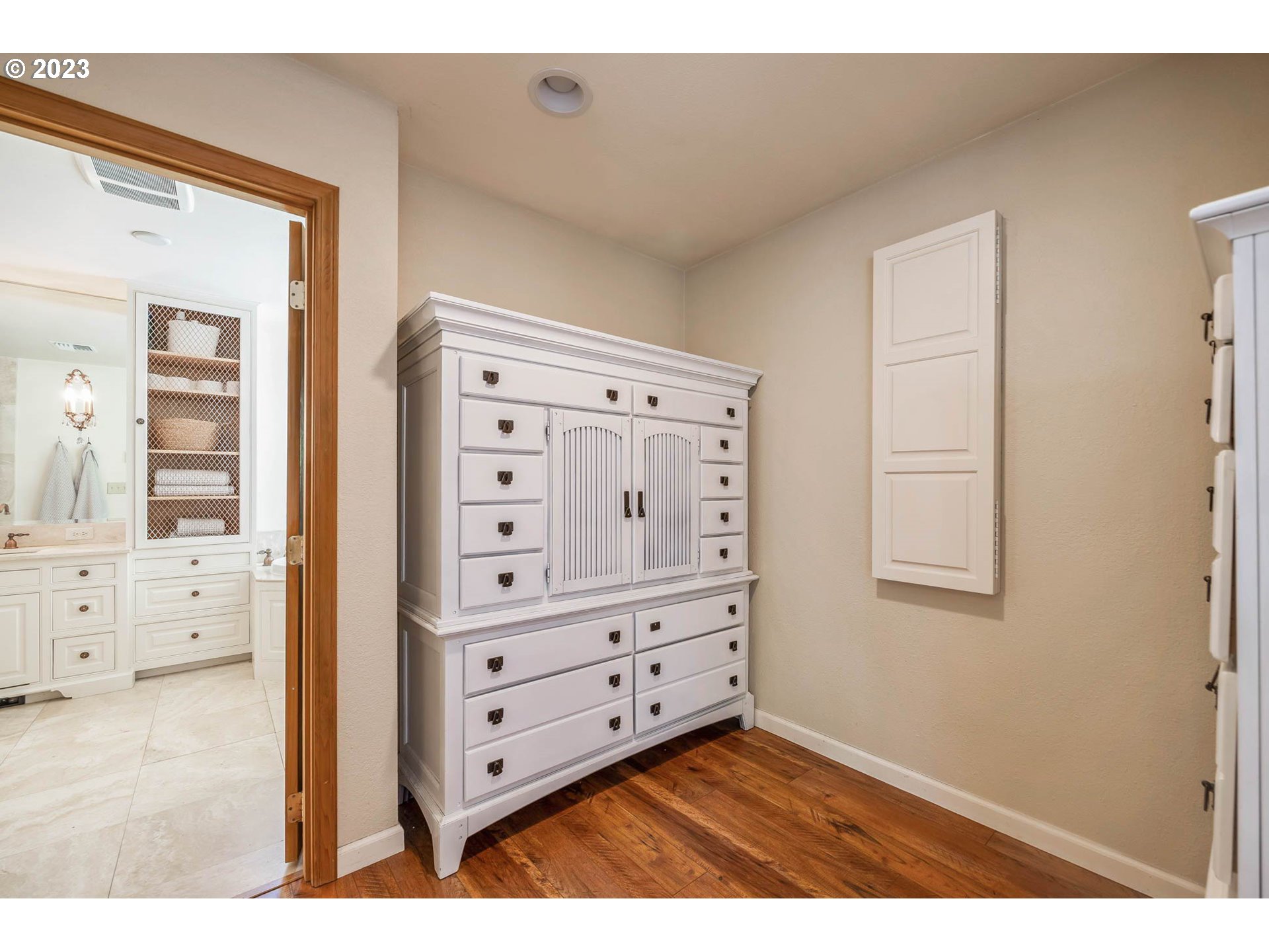 3555 Bardell Avenue Eugene, OR 97401 - Photo 24 of 31 a view of room with cabinet and mirror