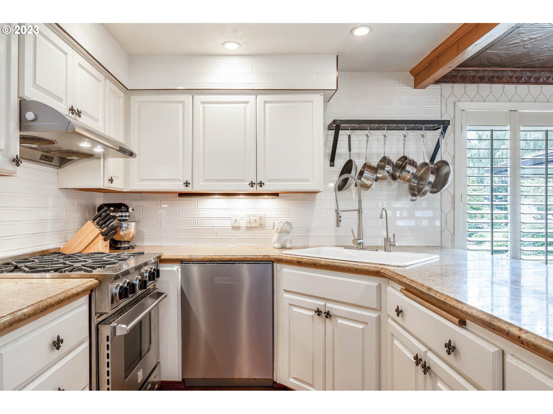 3555 Bardell Avenue Eugene, OR 97401 - Photo 5 of 31 a kitchen with stainless steel appliances granite countertop a sink a stove and a refrigerator