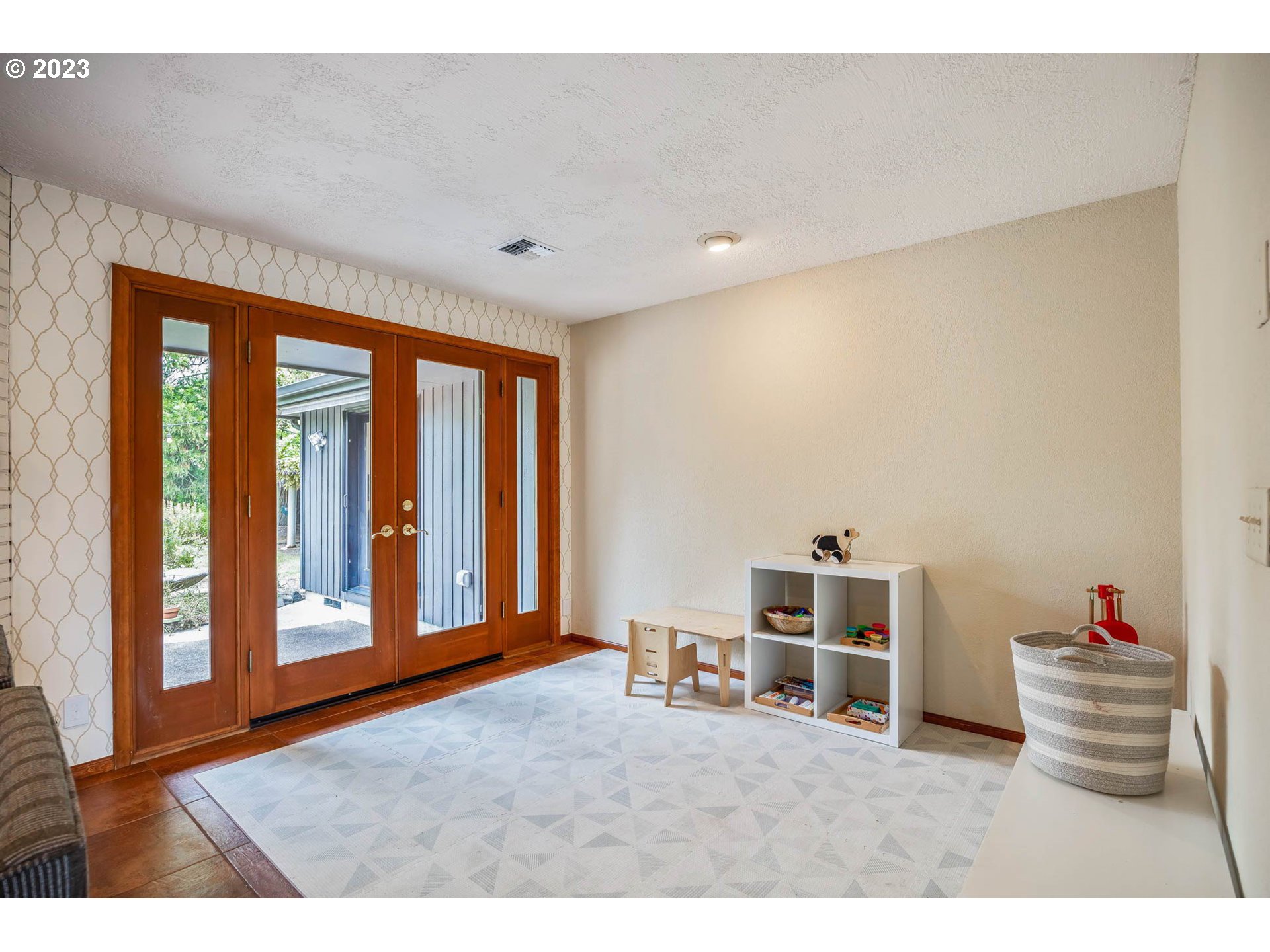 3555 Bardell Avenue Eugene, OR 97401 - Photo 10 of 31 a living room with furniture and a large window