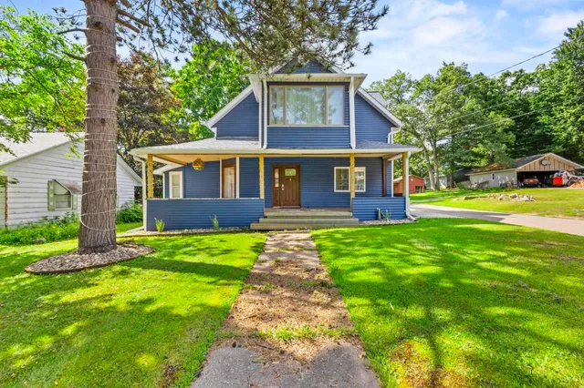 $295,000 | 611 West Fulton Street, Waupaca, WI 54981