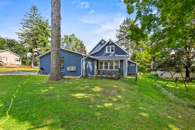 $295,000 | 611 West Fulton Street, Waupaca, WI 54981