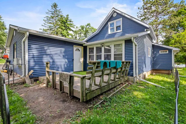 $295,000 | 611 West Fulton Street, Waupaca, WI 54981