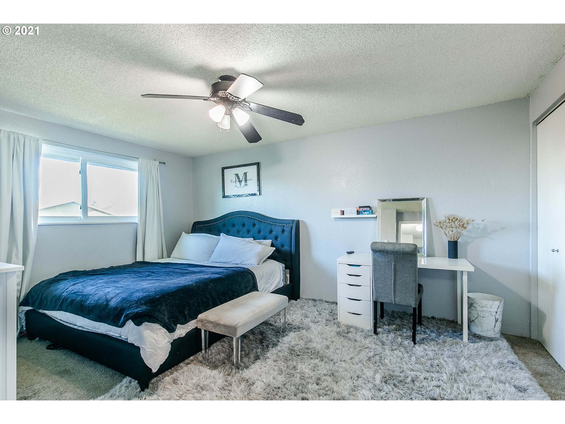 168 North 38th Place Springfield, OR 97478 - Photo 10 of 19 a living room with furniture and a chandelier