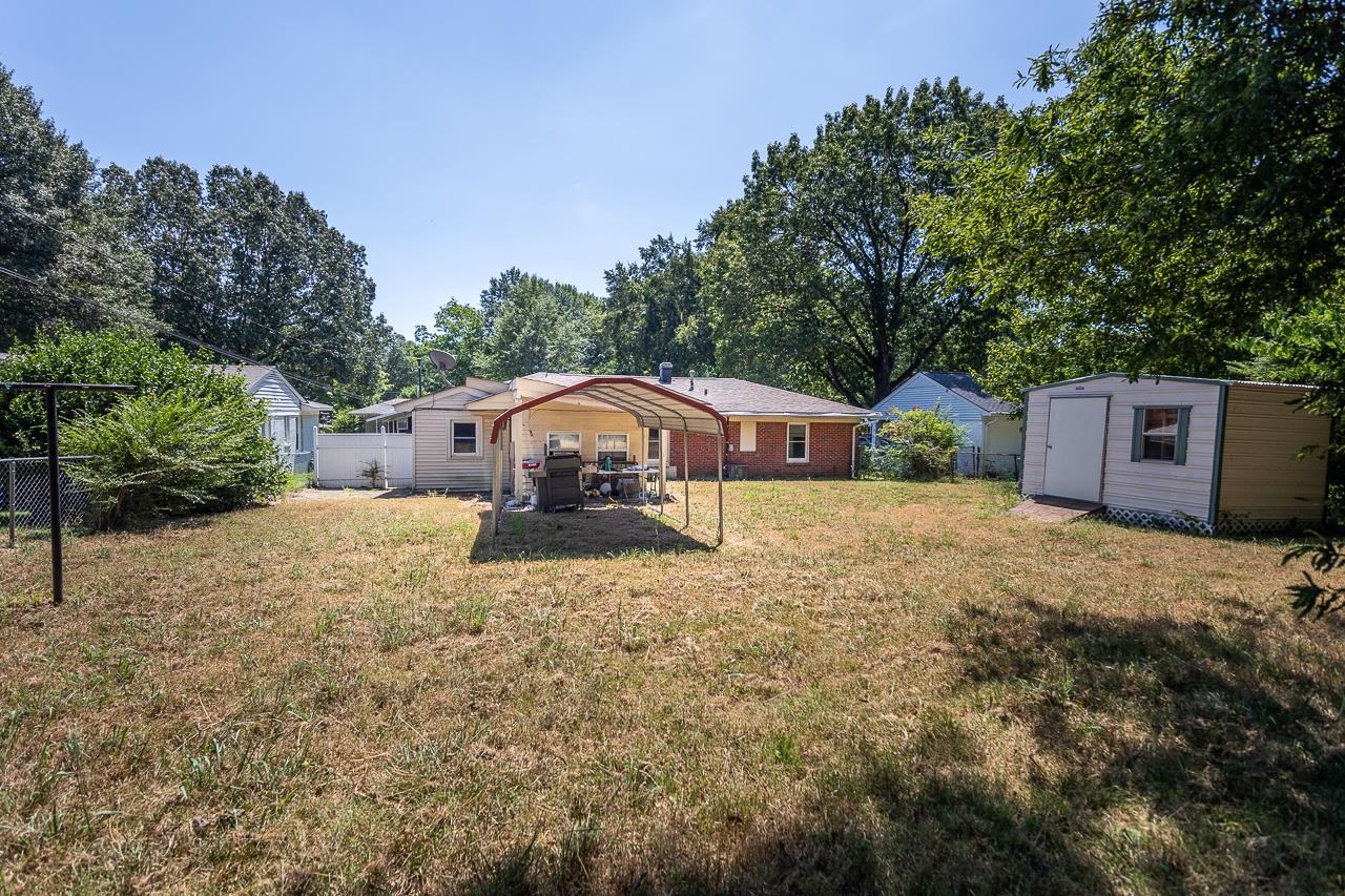5080 Sea Isle Road Memphis, TN 38117 - Photo 11 of 21 a swimming pool with wooden fence