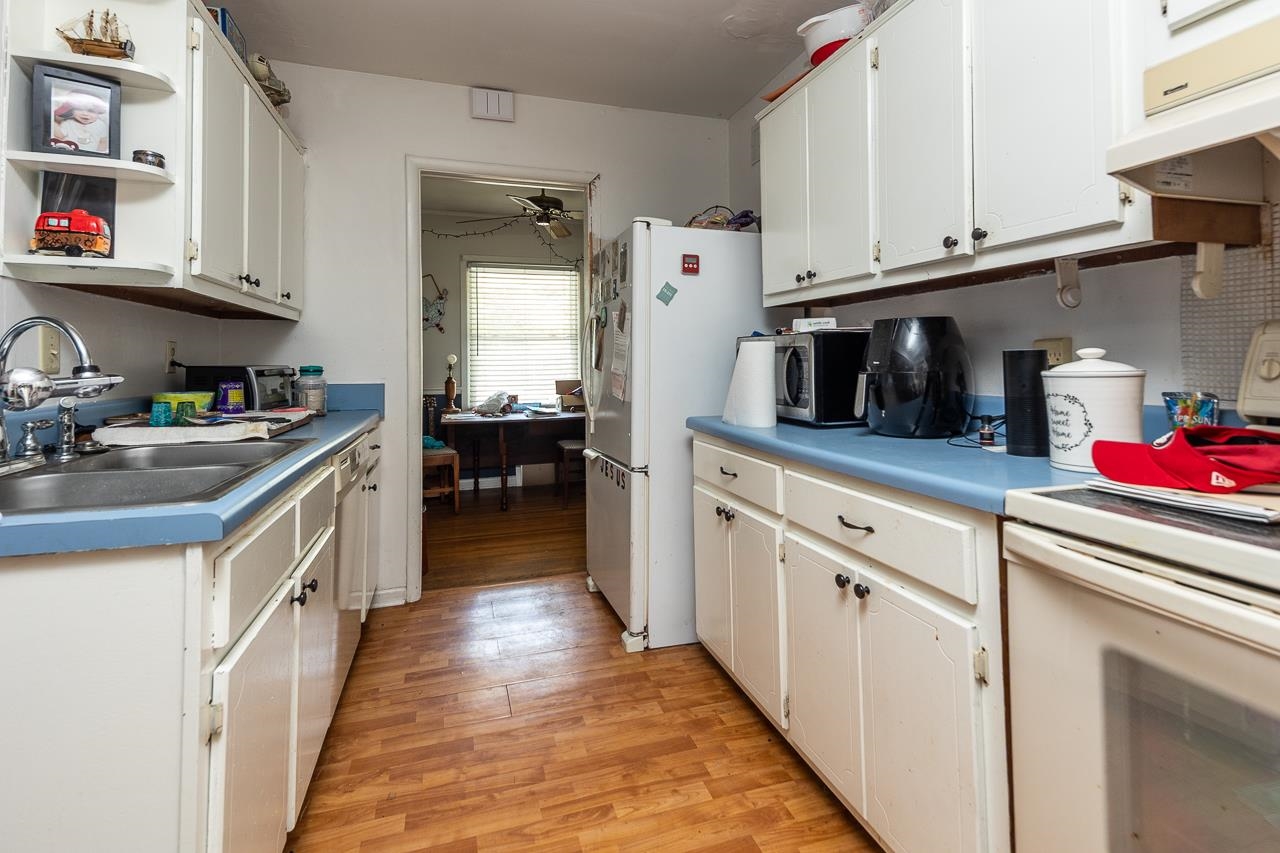 5080 Sea Isle Road Memphis, TN 38117 - Photo 16 of 21 a kitchen with cabinets a sink and appliances