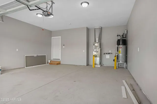 a view of empty room with ceiling fan
