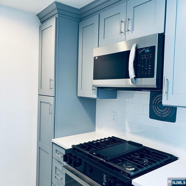 95 Regency Park, Unit 95 Ramsey, NJ 07446 - Photo 8 of 13 a stove top oven sitting inside of a kitchen