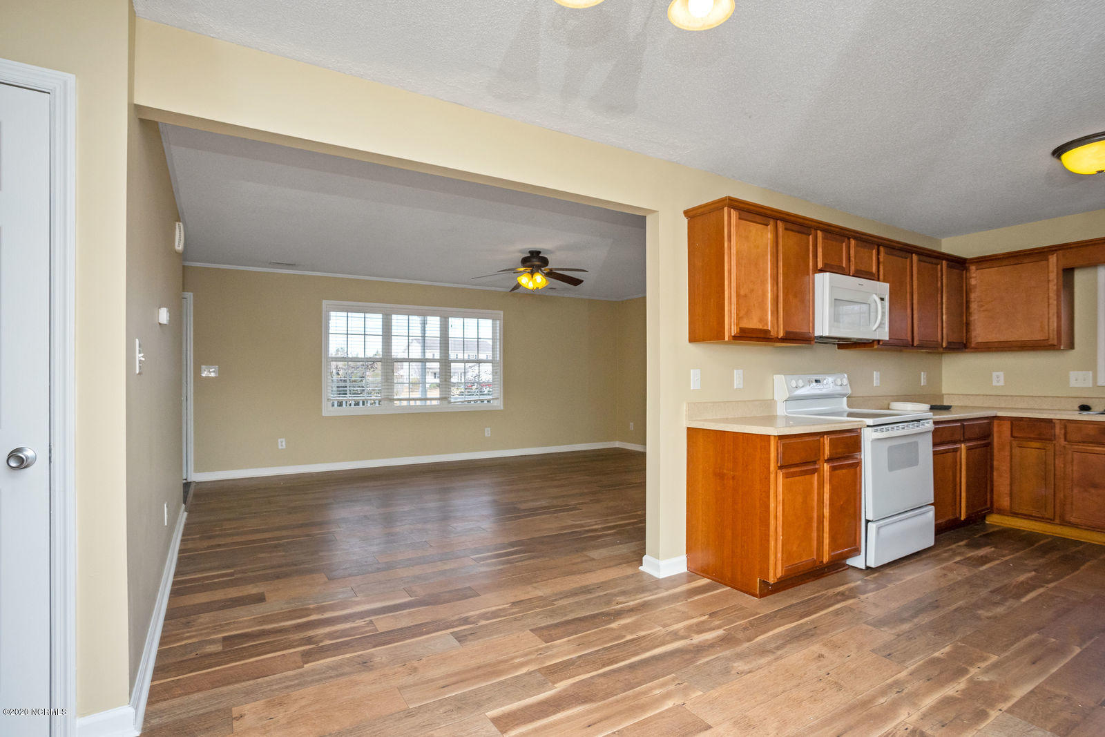 206 Bobwhite Road Hubert, NC 28539 - Photo 7 of 25 206_bobwhite_rd_02jan2020_jwb_03373