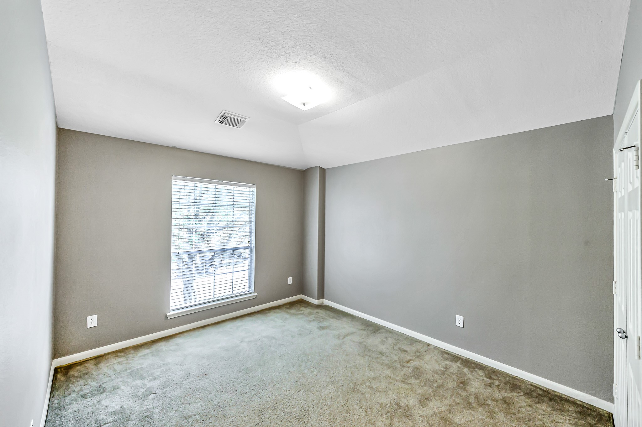20243 Sunset Ranch Drive Katy, TX 77449 - Photo 31 of 36 an empty room with windows and closet