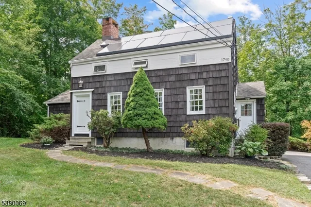 a view of a house with backyard and garden