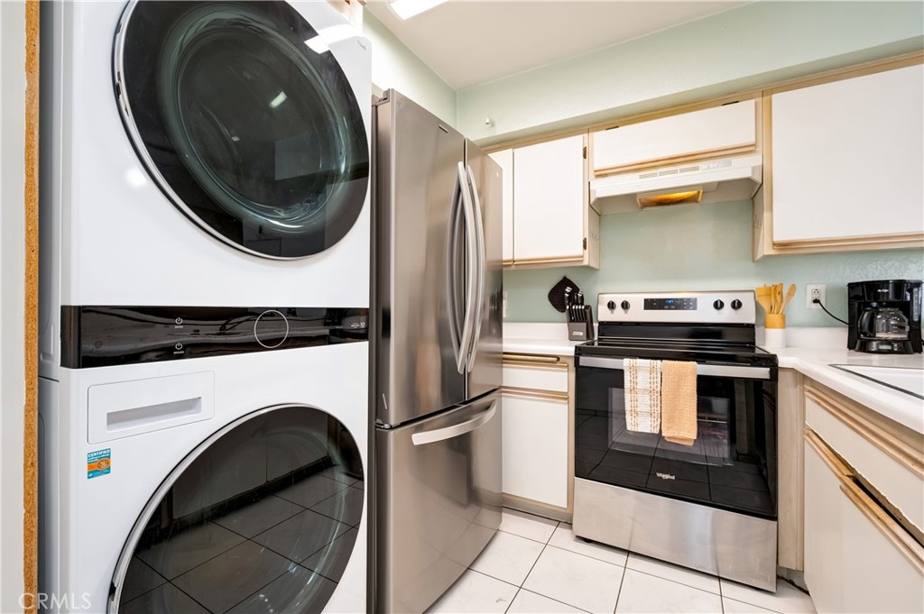 15000 Downey Avenue, Unit 343 Paramount, CA 90723 - Photo 20 of 39 a kitchen with a washer and dryer