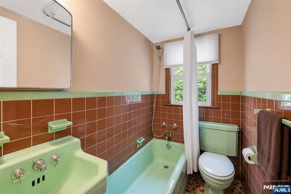 626 Sunderland Road Teaneck, NJ 07666 - Photo 32 of 40 Gallery Image 32