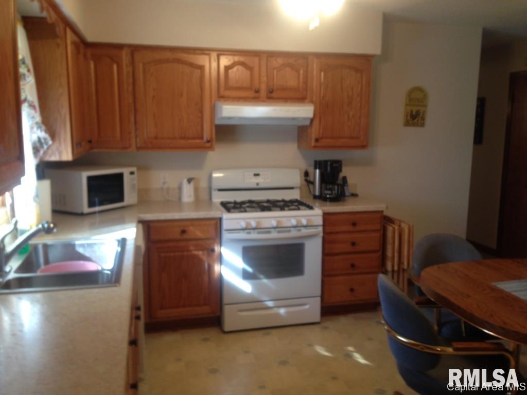 2620 East 1900 North Road Moweaqua, IL 62550 - Photo 3 of 6 Gallery Image 3