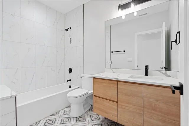 $630,000 | 3653 West Barry Avenue, Unit 4E, Chicago, IL 60618