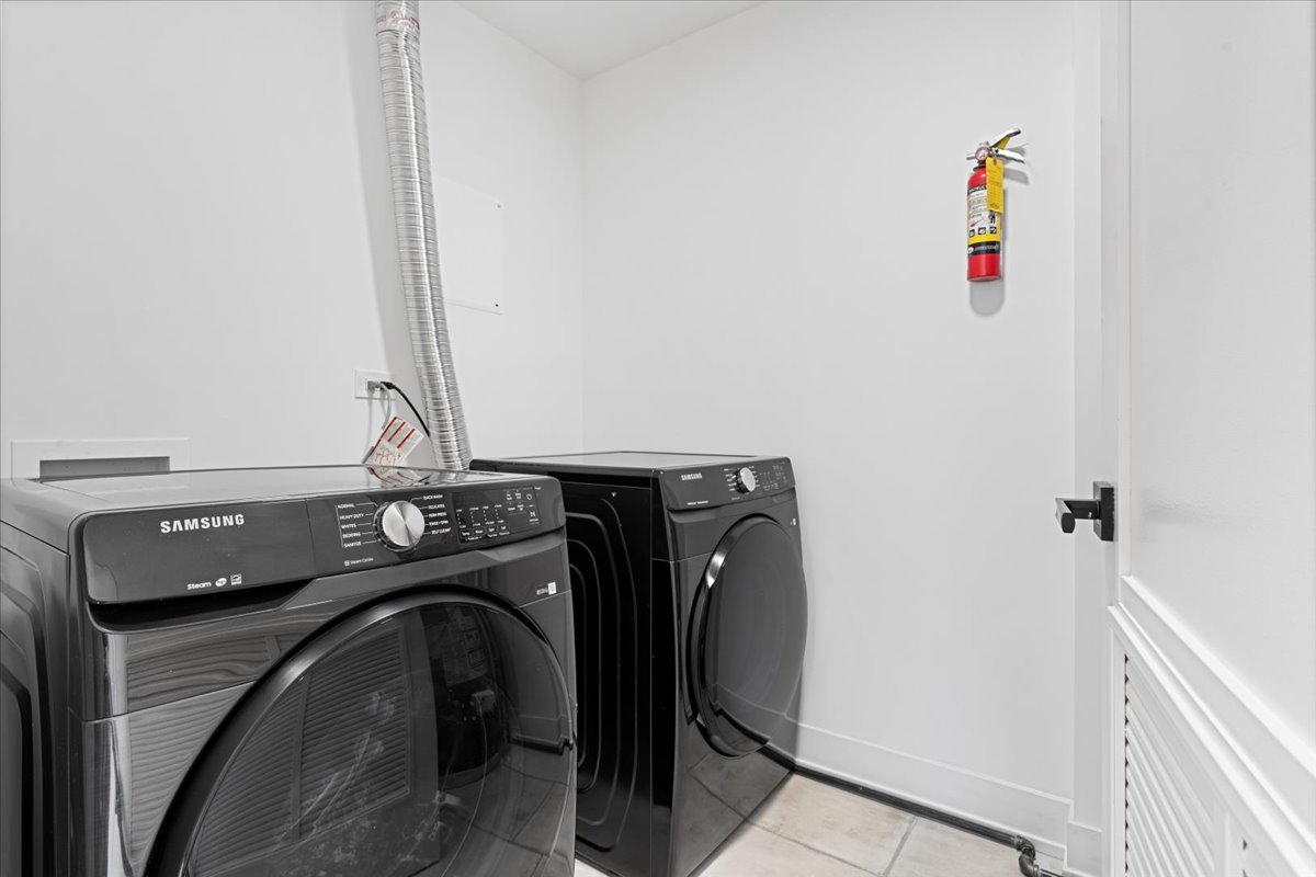 3653 West Barry Avenue, Unit 4E Chicago, IL 60618 - Photo 14 of 16