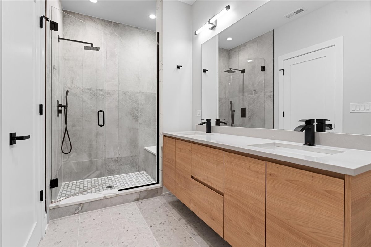 3653 West Barry Avenue, Unit 4E Chicago, IL 60618 - Photo 7 of 16