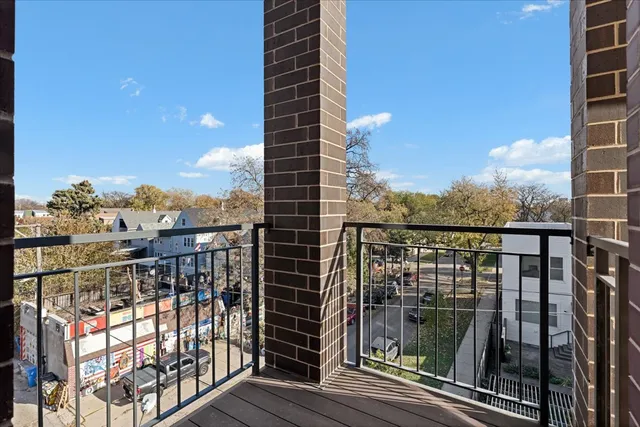 $630,000 | 3653 West Barry Avenue, Unit 4E, Chicago, IL 60618
