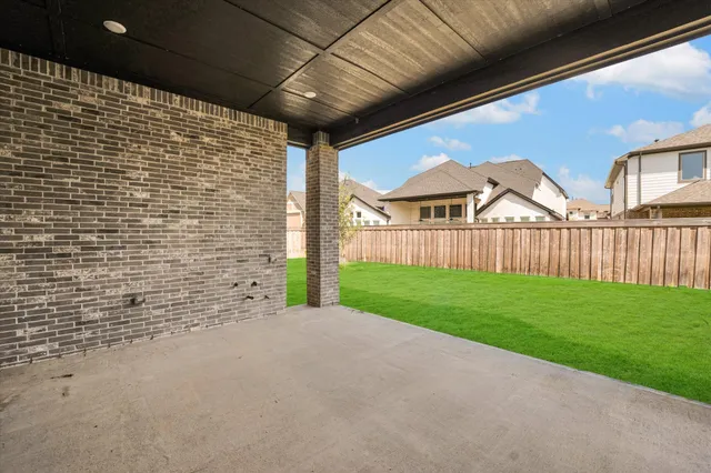 a view of a house with backyard and garden