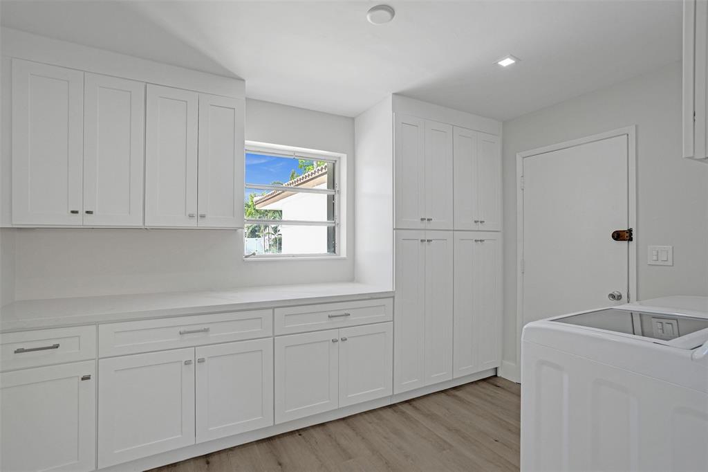 2111 Northeast 35th Street Lighthouse Point, FL 33064 - Photo 17 of 27 Laundry/Butler's Pantry