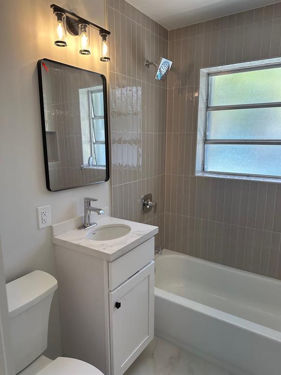 2111 Northeast 35th Street Lighthouse Point, FL 33064 - Photo 27 of 27 Guest Bath