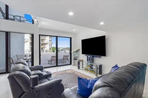 $990,000 | 1035 South Federal Highway, Unit 211, Delray Beach, FL 33483