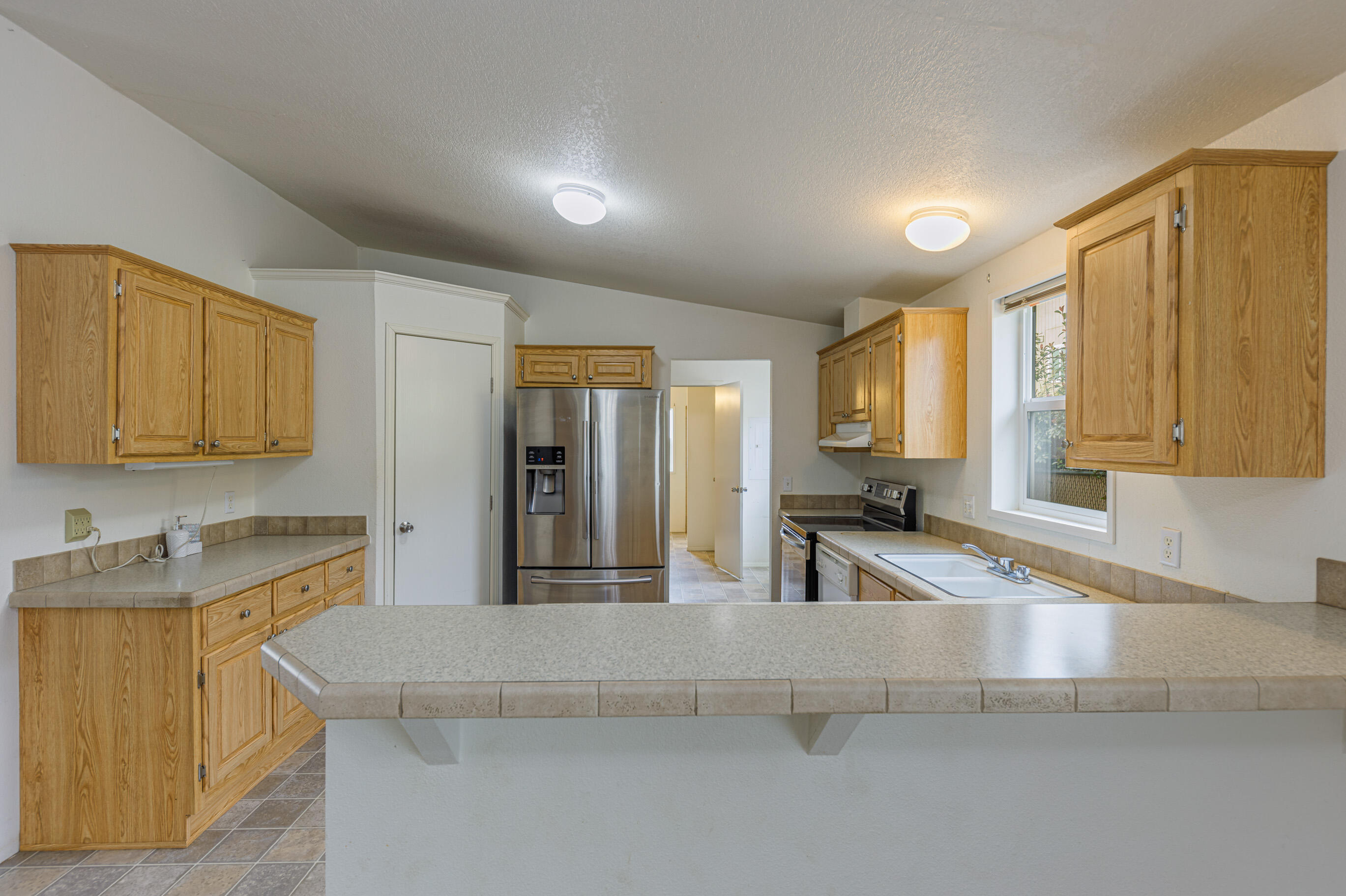 6664 Table Rock Road Central Point, OR 97502 - Photo 4 of 31 Web-16