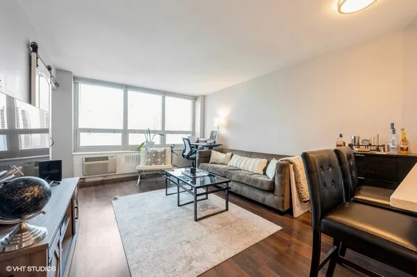$2,350 | 88 West Schiller Street, Unit 1503L, Chicago, IL 60610