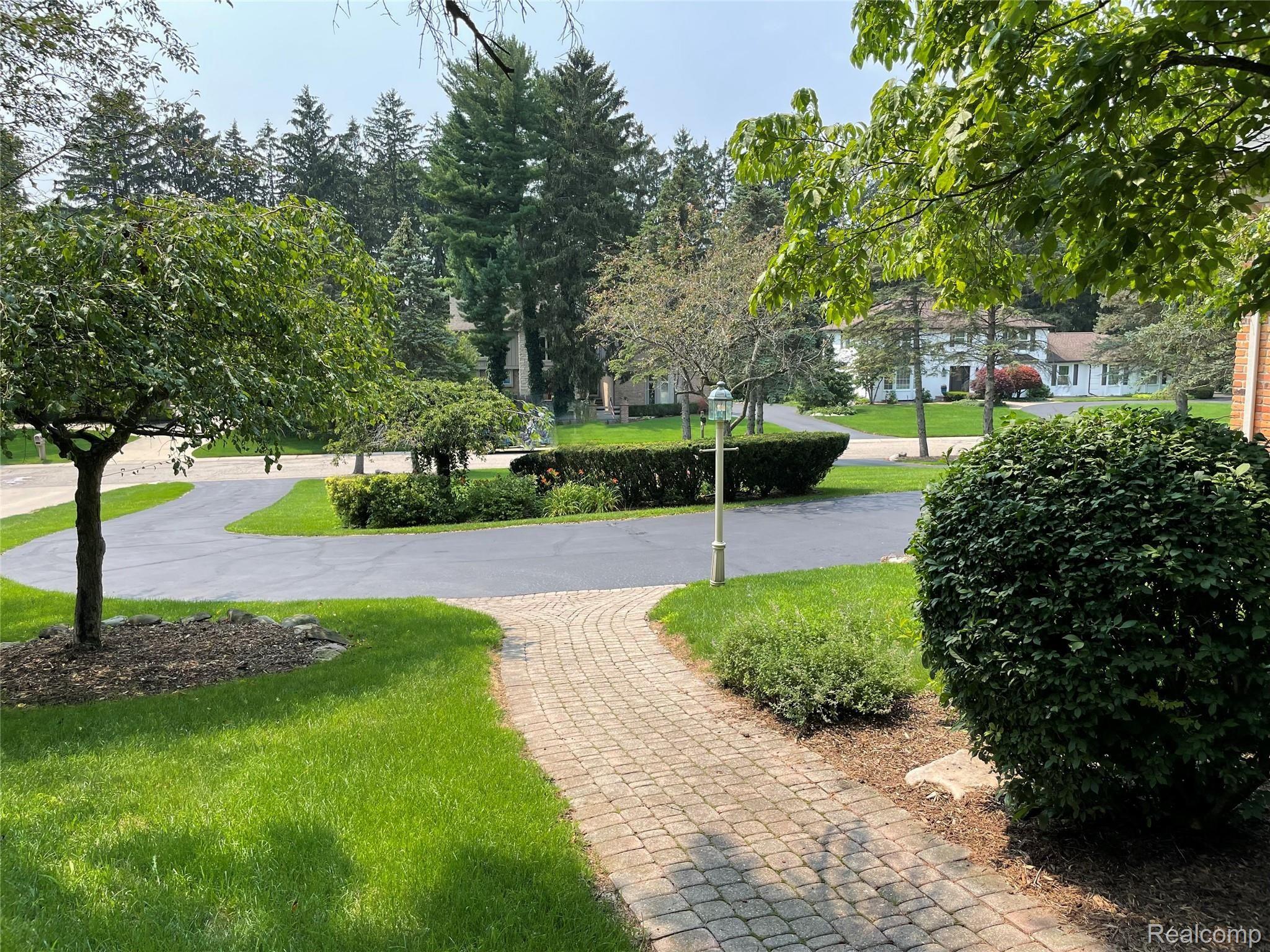 811 Hidden Pine Road Bloomfield Hills, MI 48304 - Photo 3 of 47 Circular driveway