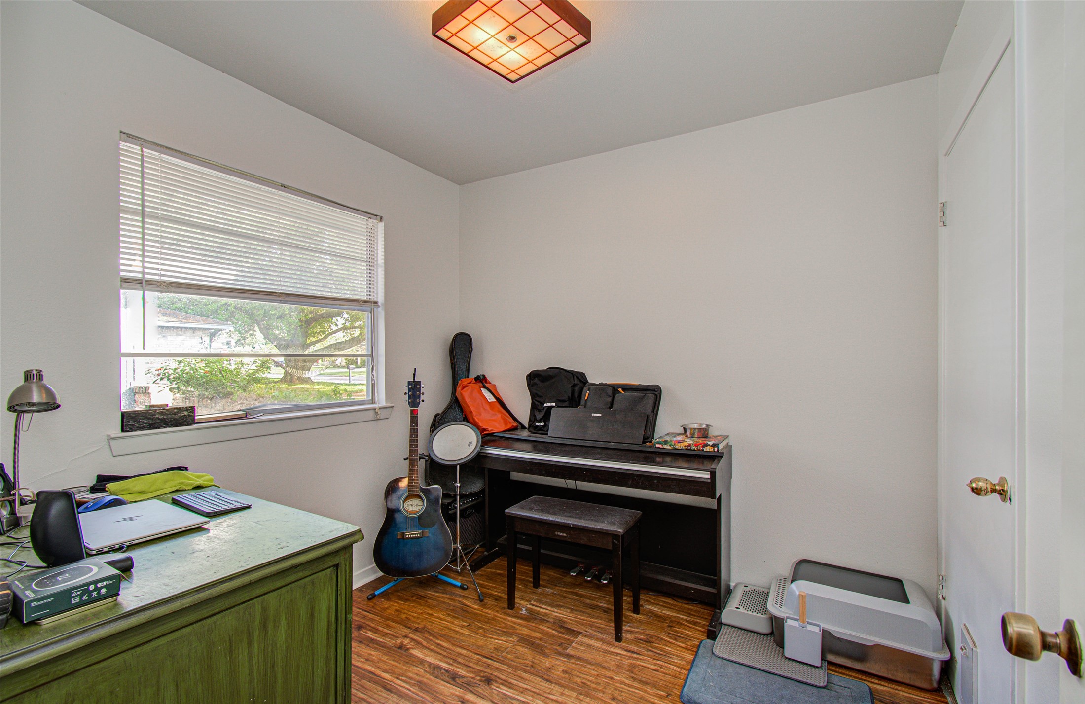 1710 West 11th Street Freeport, TX 77541 - Photo 19 of 34 a room with furniture and a window