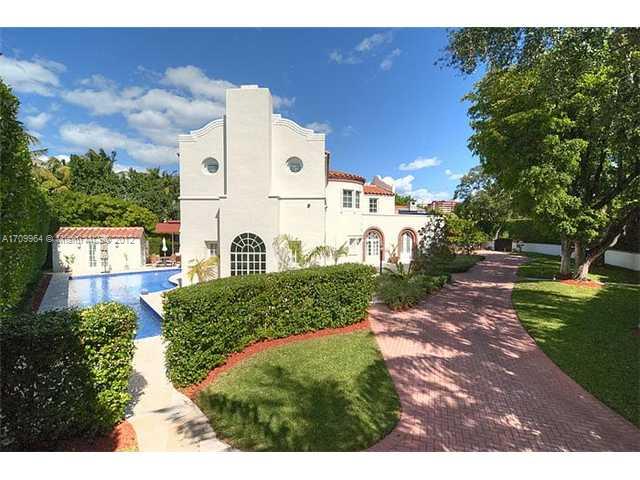 5100 La Gorce Drive Miami Beach, FL 33140 - Photo 25 of 25 a view of a back yard of the house
