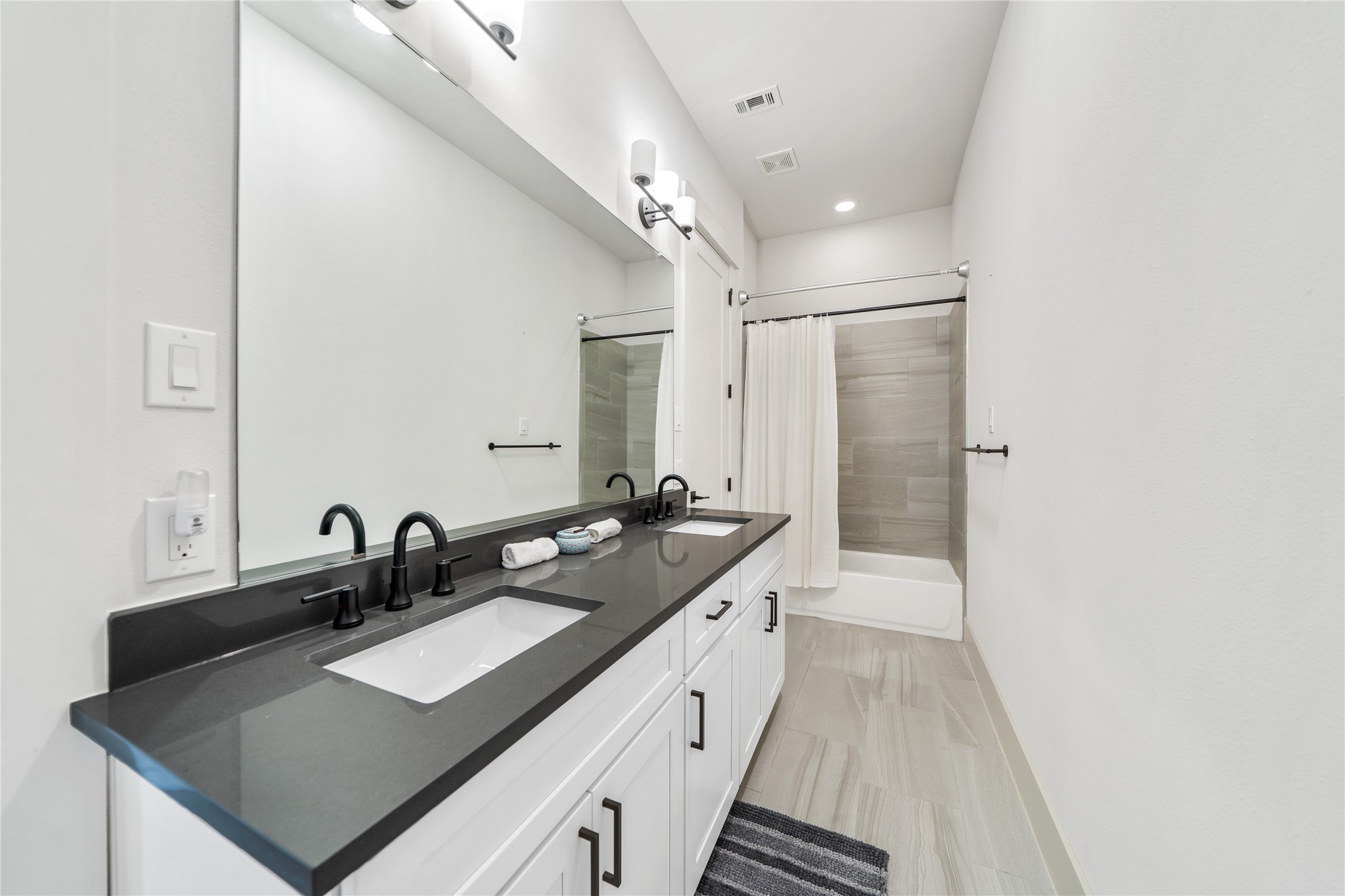 620 East 26th Street Houston, TX 77008 - Photo 31 of 34 large guest bathroom with double sinks