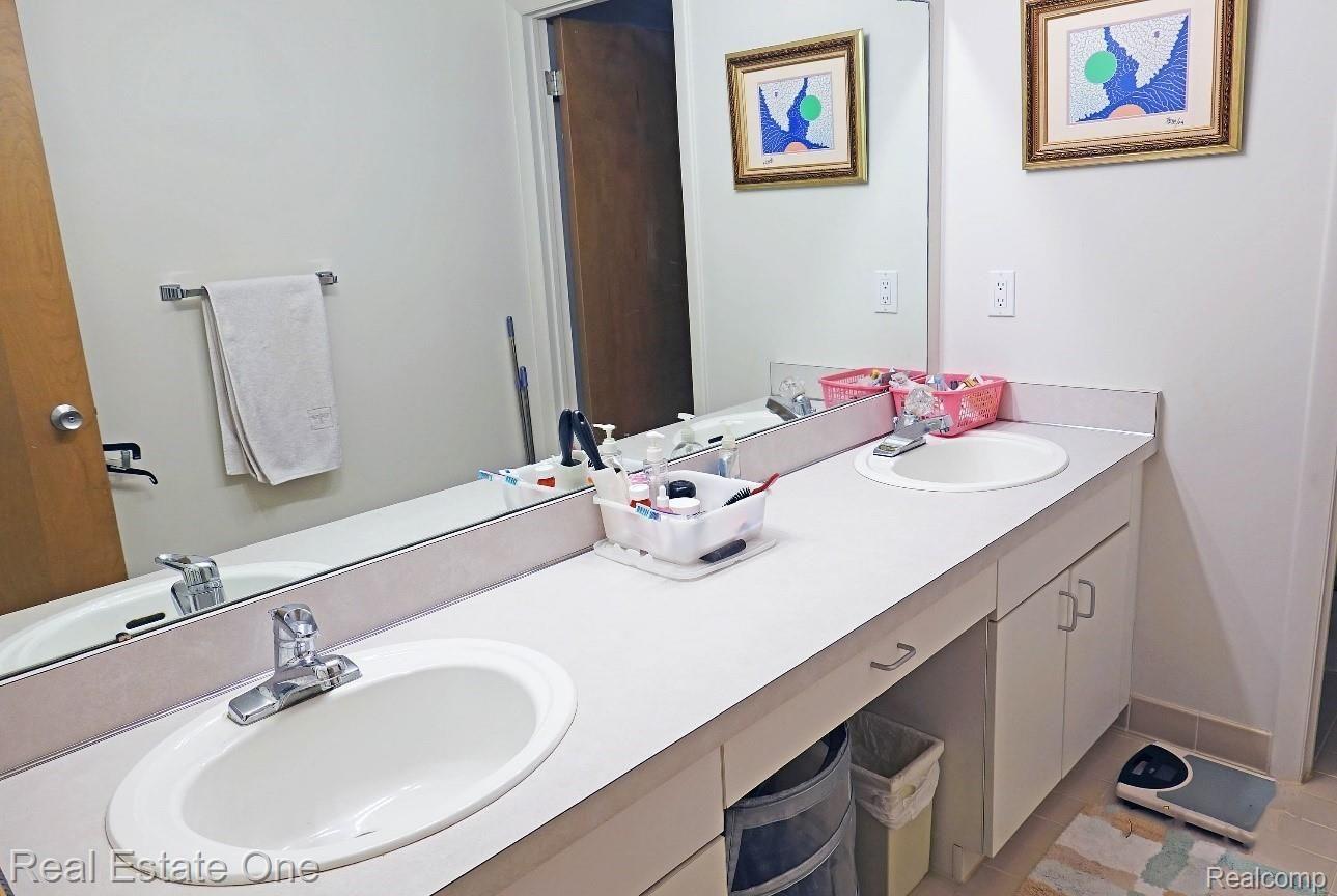 4325 Stoddard Road West Bloomfield, MI 48323 - Photo 26 of 63 Upstairs bath.jpg