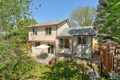 a view of a house with backyard
