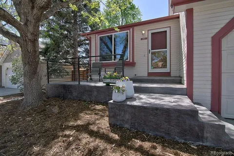 a view of a house with backyard