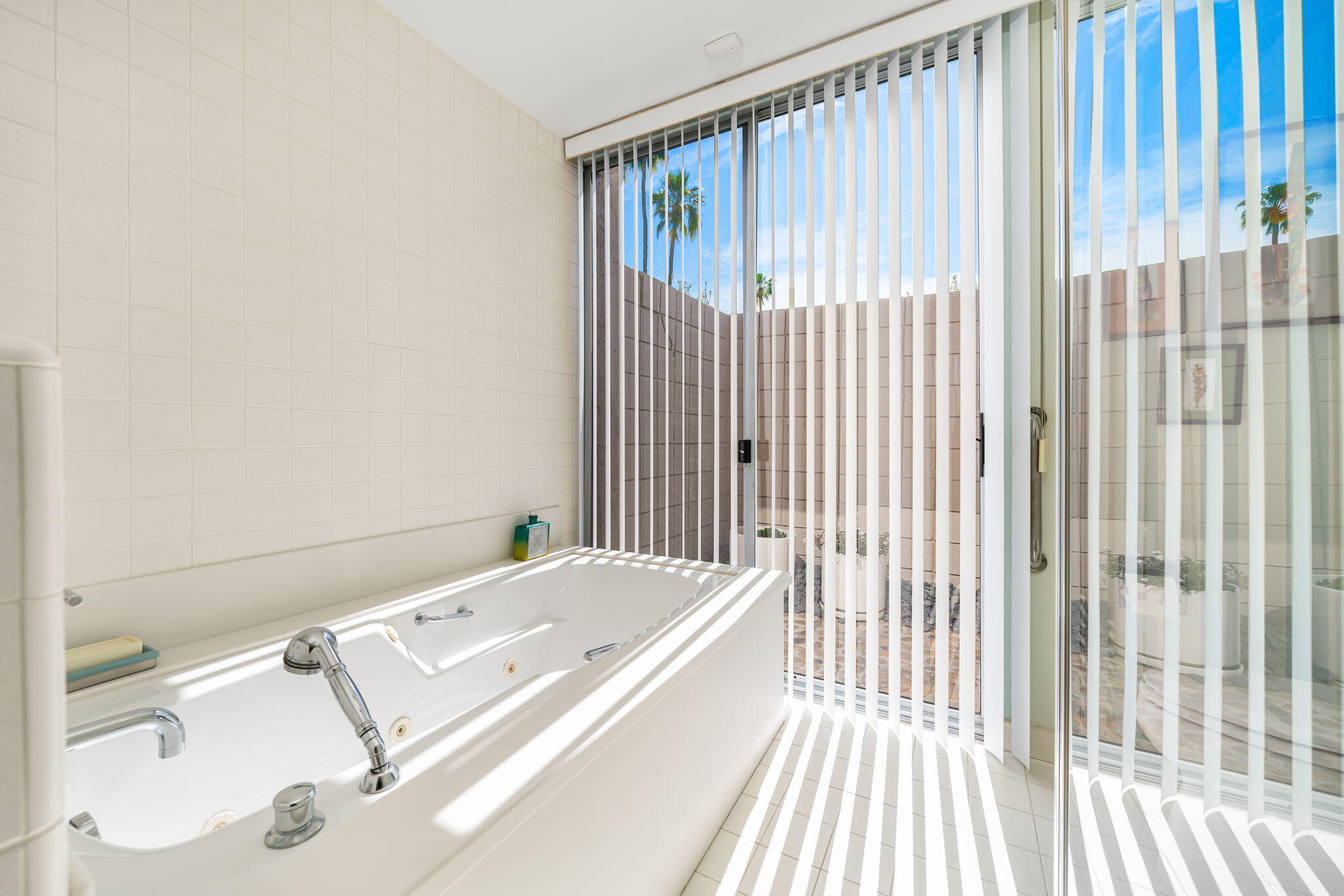 1408 Tamarisk W Street Rancho Mirage, CA 92270 - Photo 33 of 43 a bathroom with a bathtub and a sink