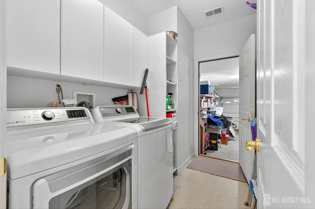 a view of empty room with windows and wardrobe