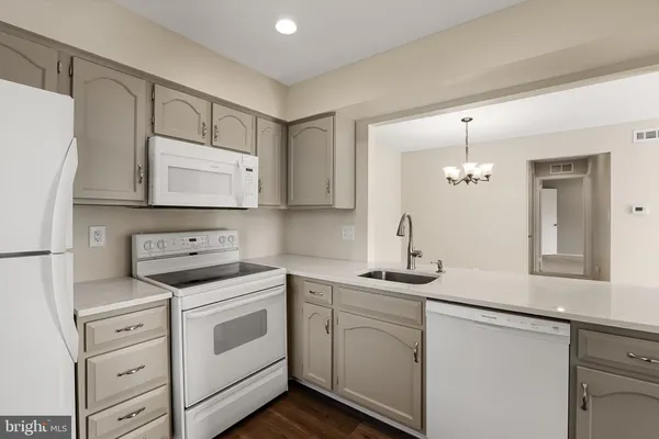 $1,950 | 1676 B 1676b-b Thornwood Dr Mount, Mount Laurel, NJ 08054