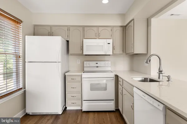 $1,950 | 1676 B 1676b-b Thornwood Dr Mount, Mount Laurel, NJ 08054