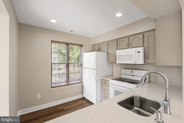 $1,950 | 1676 B 1676b-b Thornwood Dr Mount, Mount Laurel, NJ 08054