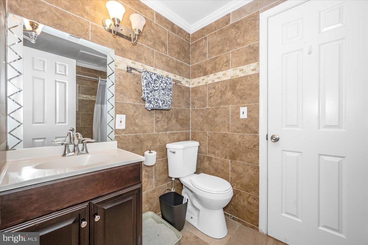 1864 Murdock Court Frederick, MD 21702 - Photo 28 of 39 a bathroom with a sink toilet and shower