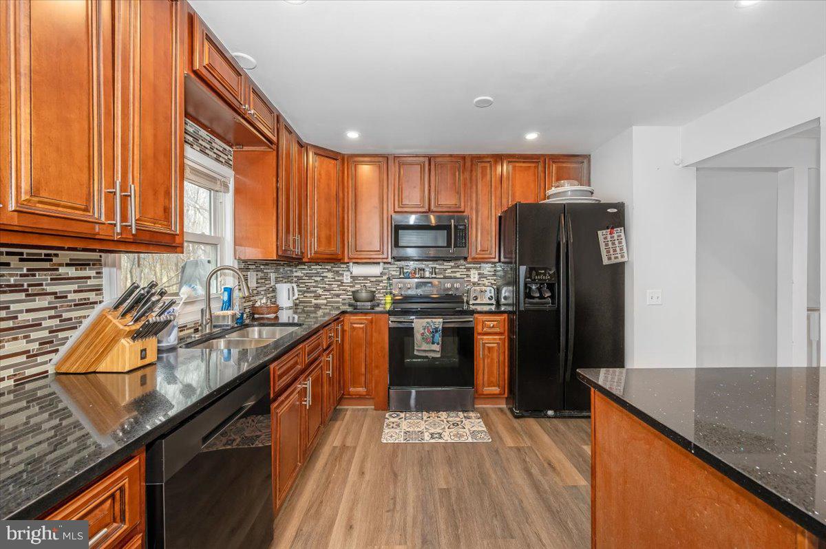 1864 Murdock Court Frederick, MD 21702 - Photo 8 of 39 a kitchen with stainless steel appliances granite countertop a sink a stove and a refrigerator