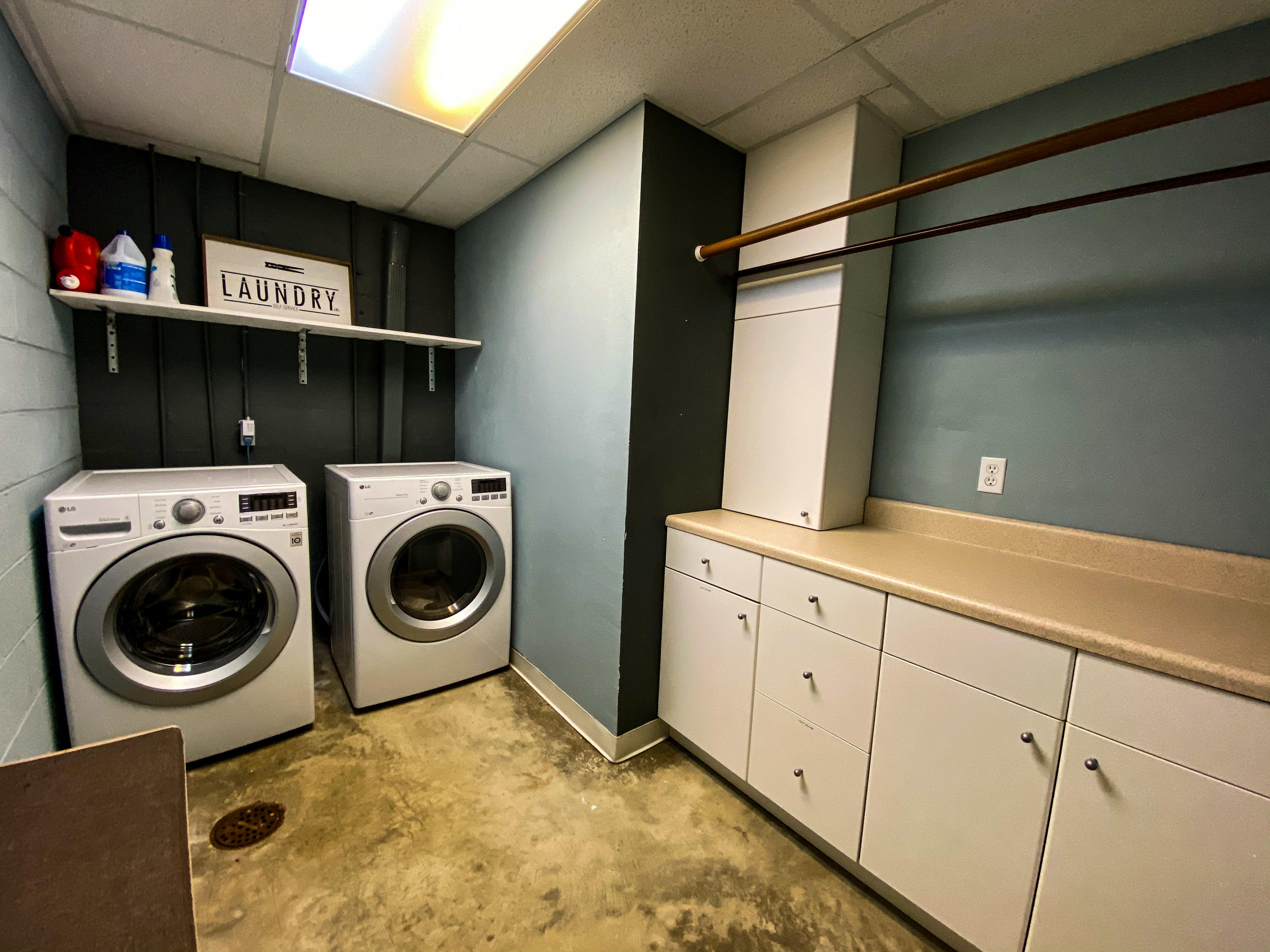 2208 Charsley Road Kingsport, TN 37660 - Photo 25 of 41 Laundry room. Washer/Dryer convey!